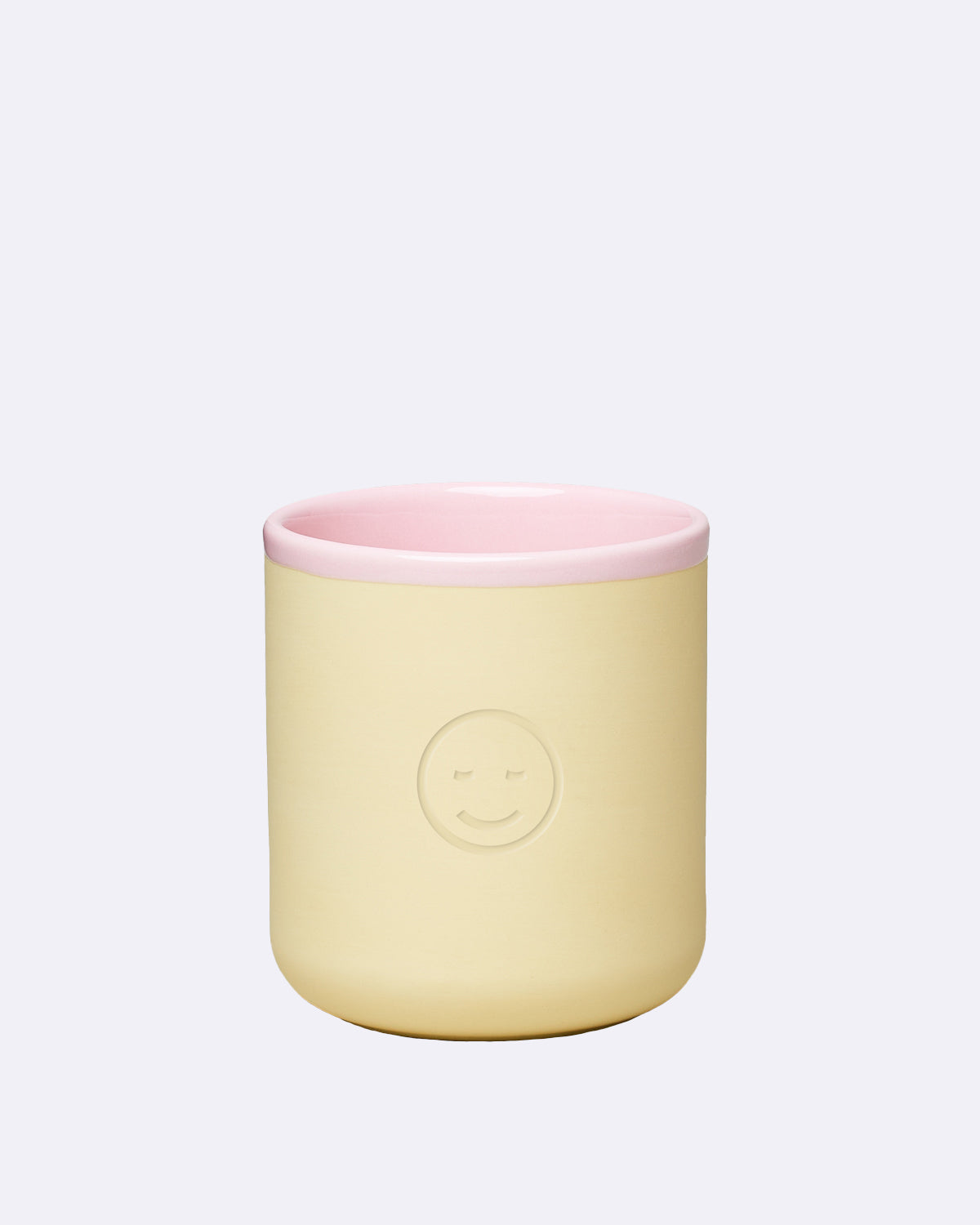 Porzellantasse mit gelber Außenseite und rosa Rand, geprägtem Smiley ohne Schriftzug
