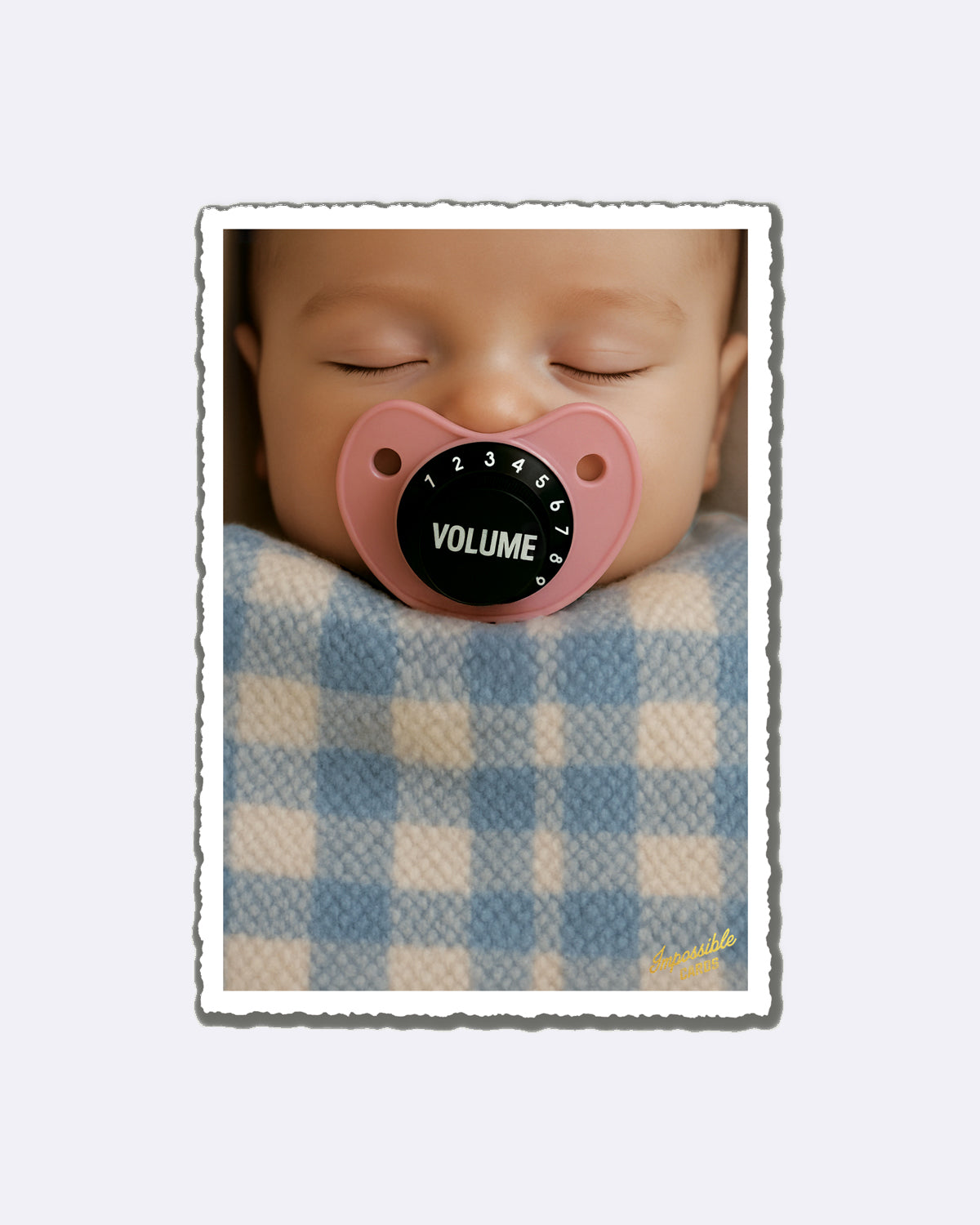 Postkarte mit schlafendem Baby und Schnuller im Lautstärkeregler-Design mit Schriftzug "VOLUME"