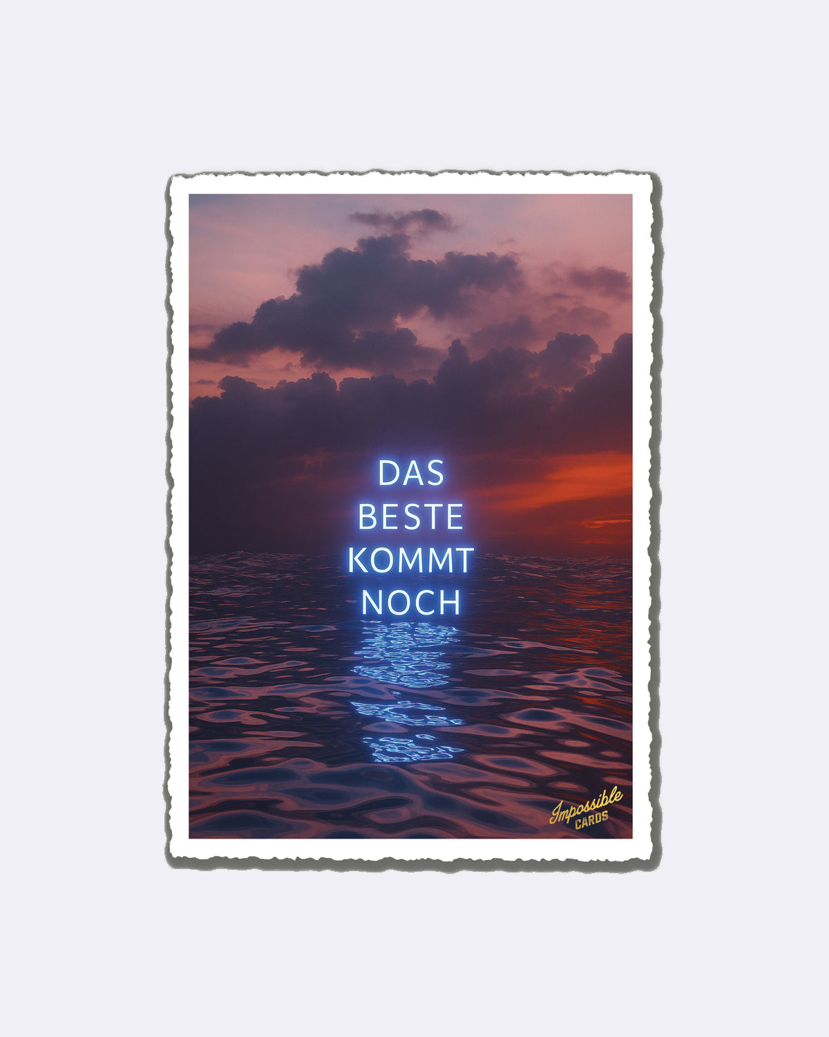 Postkarte mit dunkelviolettem Himmel und Wasserreflexion, Schriftzug "DAS BESTE KOMMT NOCH"