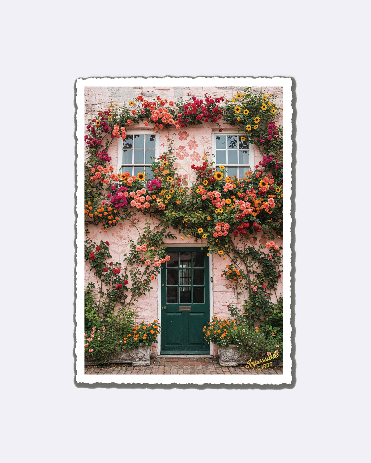 Postkarte mit Hausfassade aus Blumenranken in Rosa und Rot mit Schriftzug "Impossible Cards"