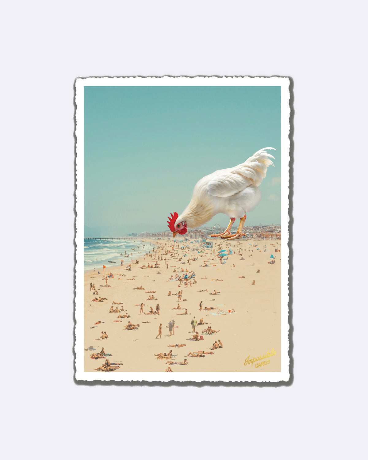 Postkarte mit weißem Huhn und belebtem Strand mit Schriftzug "Impossible Cards"