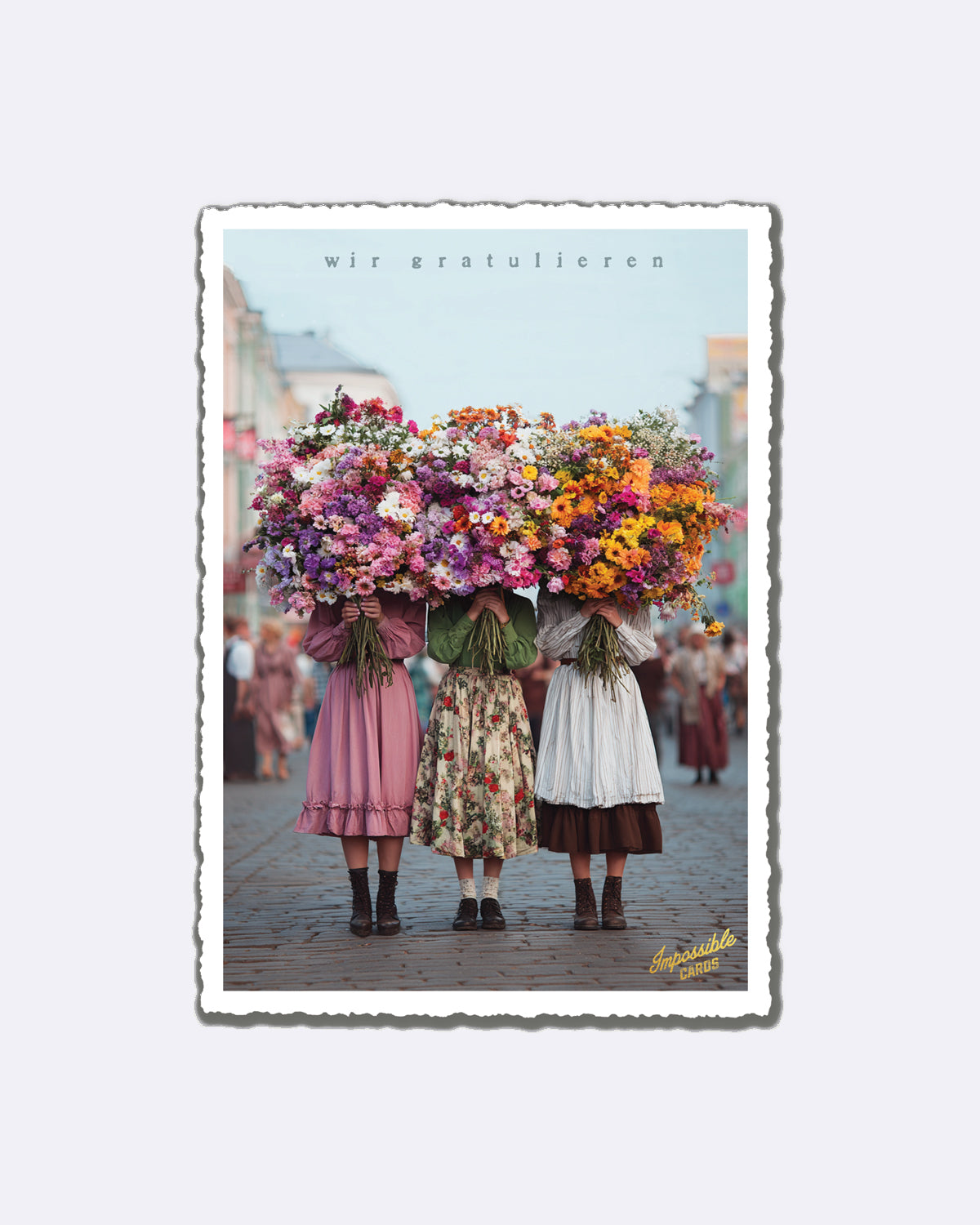 Postkarte mit drei Frauen in bunten Kleidern und Blumensträußen mit Schriftzug "wir gratulieren"