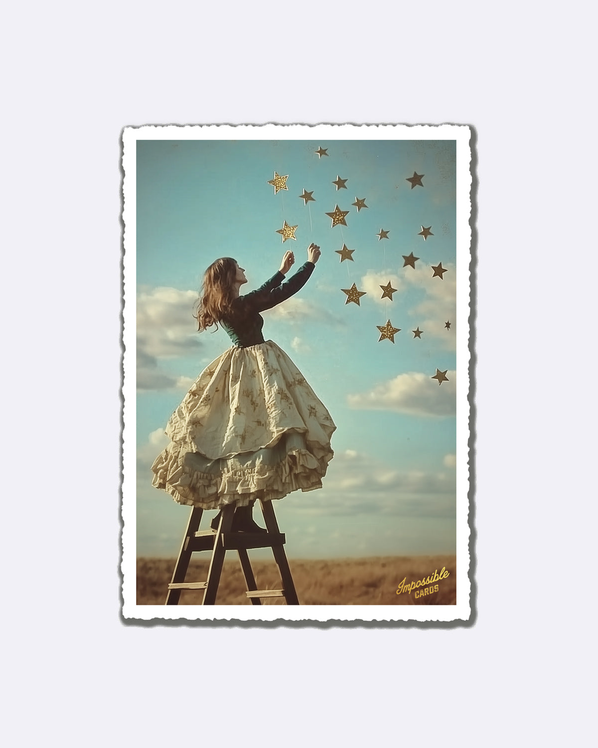 Postkarte mit Frau im Kleid auf Leiter, die Sterne am Himmel erreicht, mit Schriftzug "Impossible Cards"