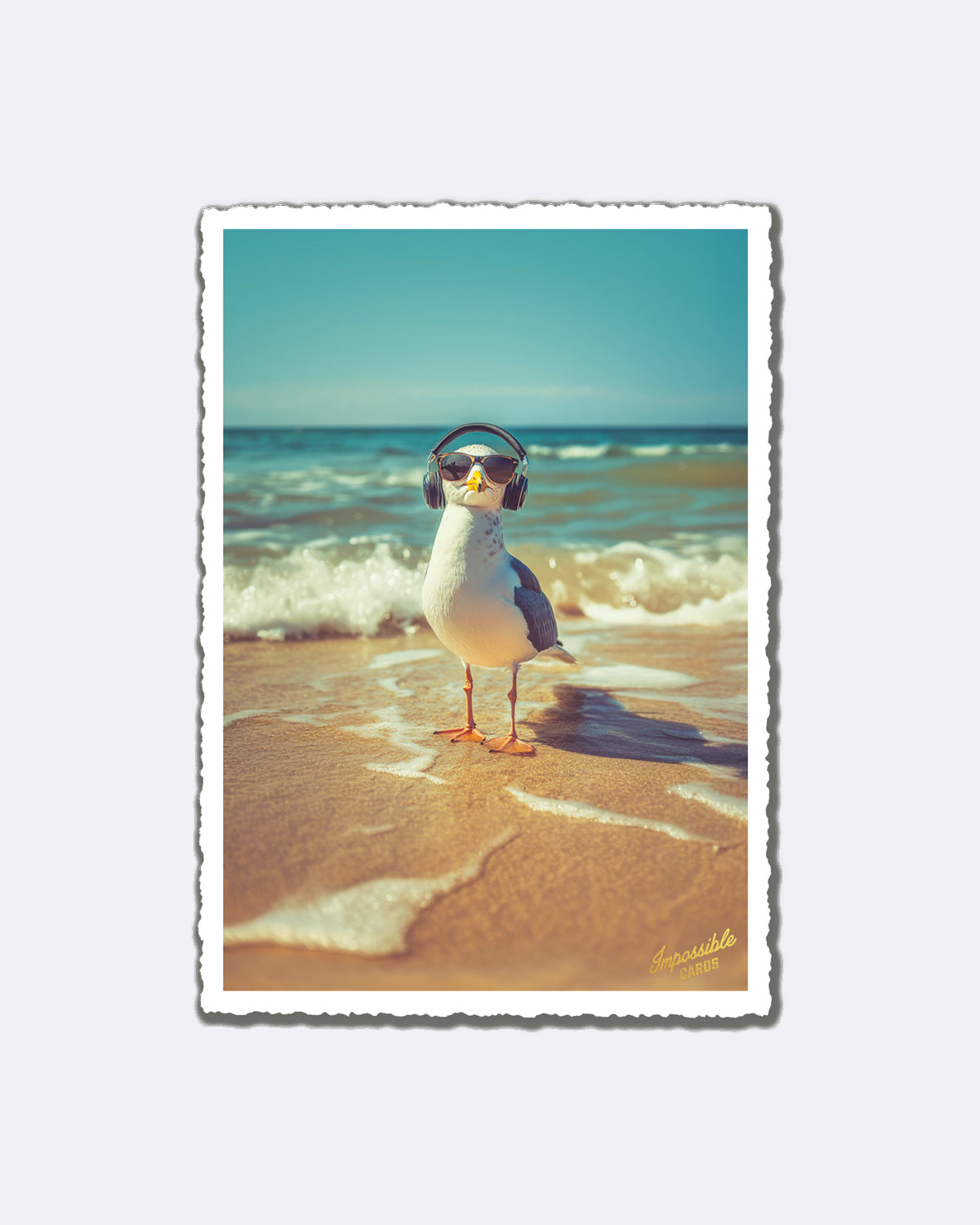 Postkarte mit einer Möwe mit Kopfhörern am Strand bei Sonnenlicht und Schriftzug "Impossible Cards"