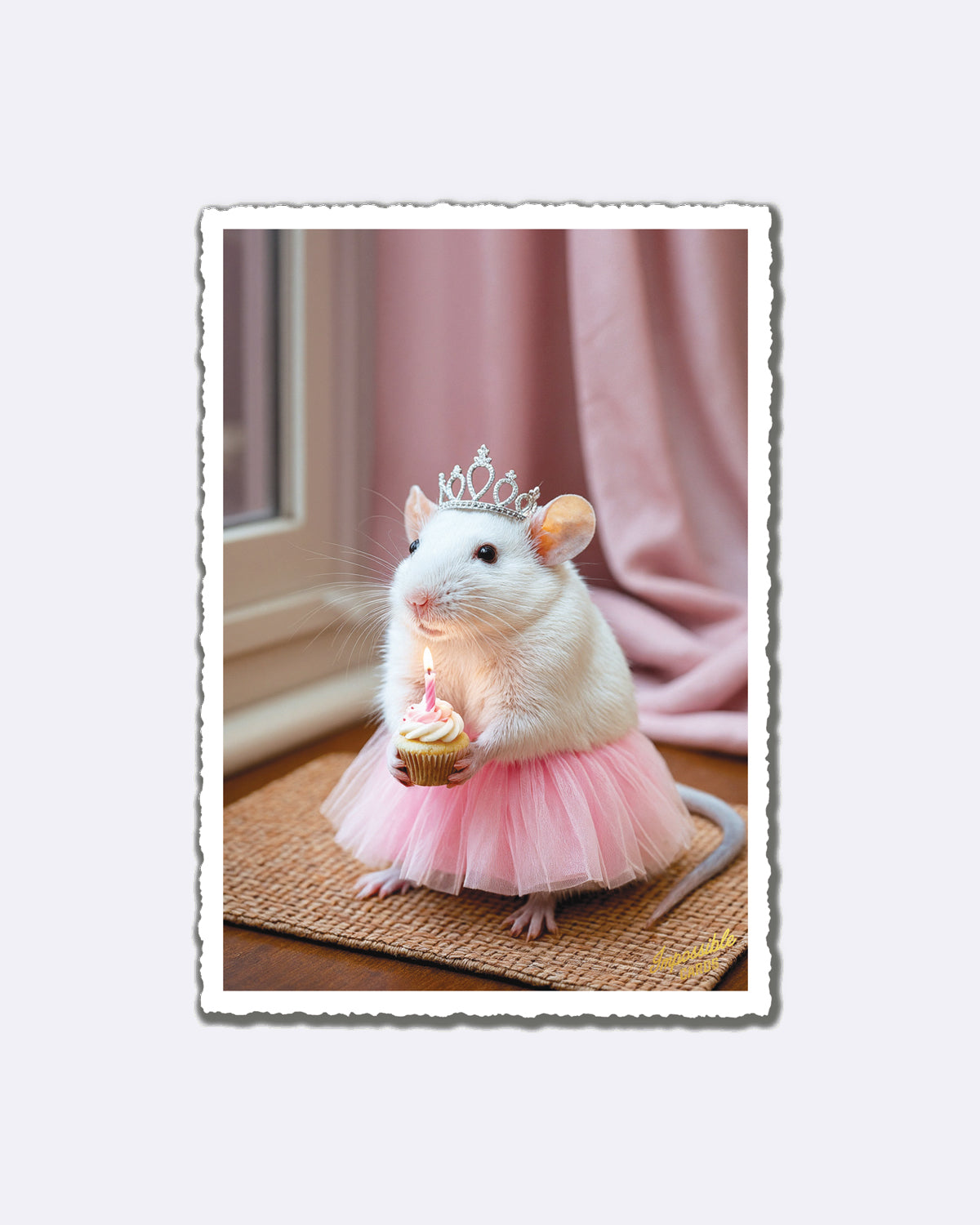 Postkarte mit weißer Maus im rosa Tutu und Krone, hält Cupcake mit brennender Kerze