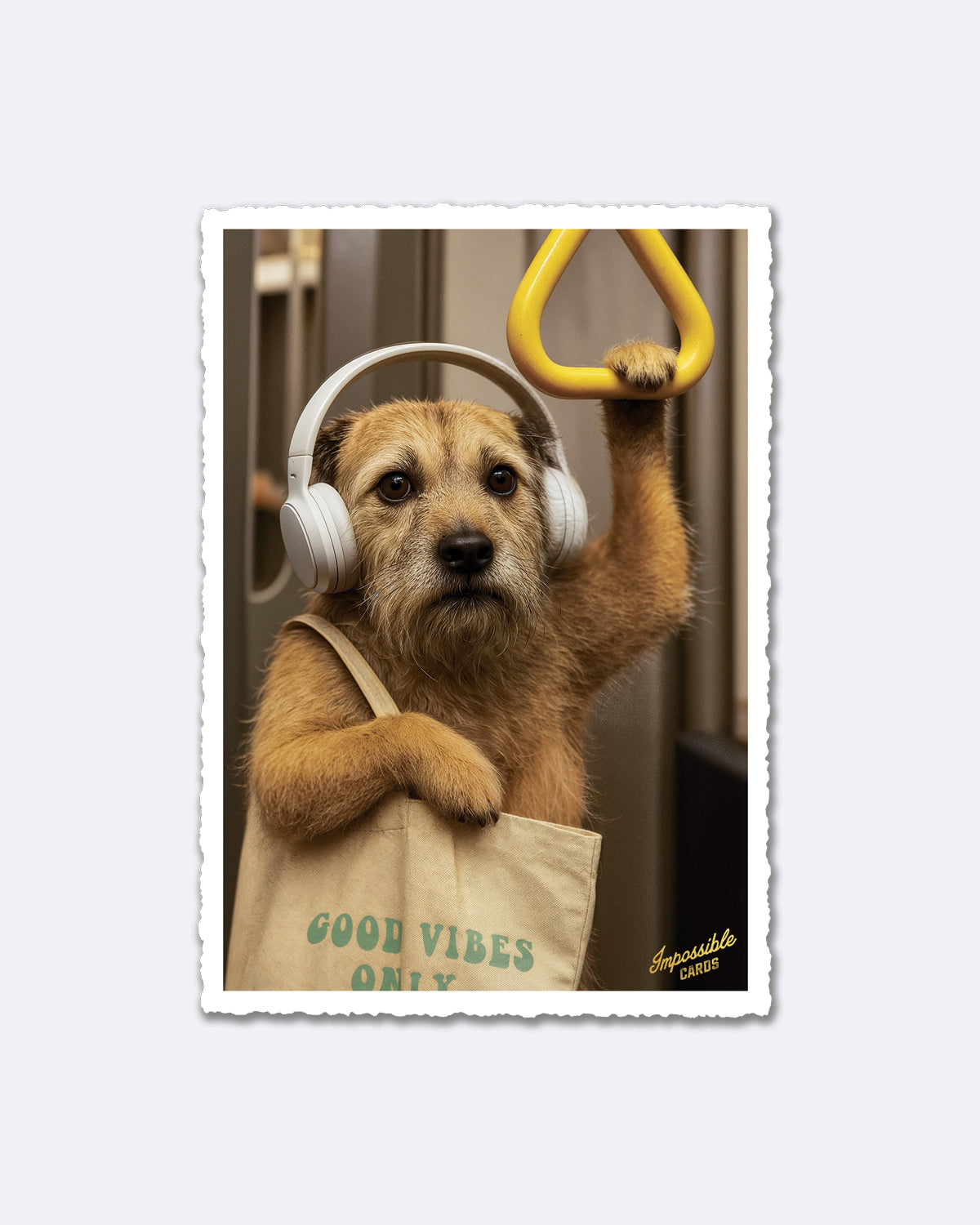 Postkarte mit Hund, der Kopfhörer trägt, Tasche hält und Schriftzug "GOOD VIBES ONLY"