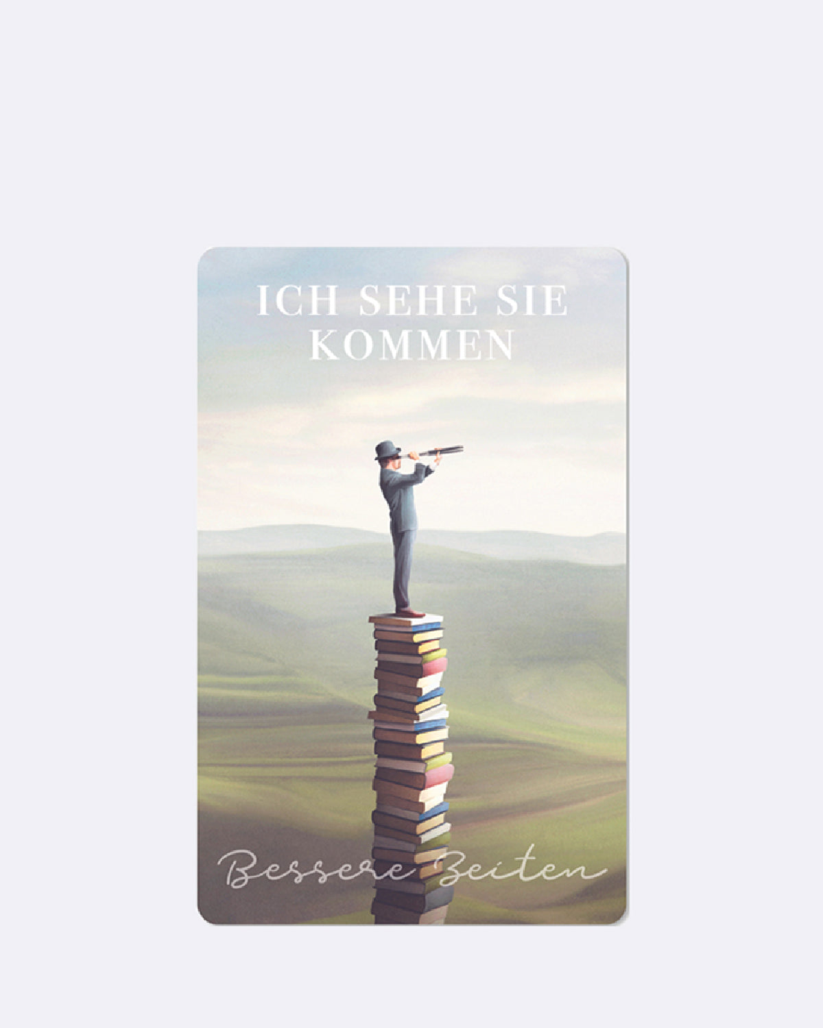 Postkarte mit abgebildeter Landschaft und einem Mann welcher auf einem Bücherstapel steht, weiße Schrift 