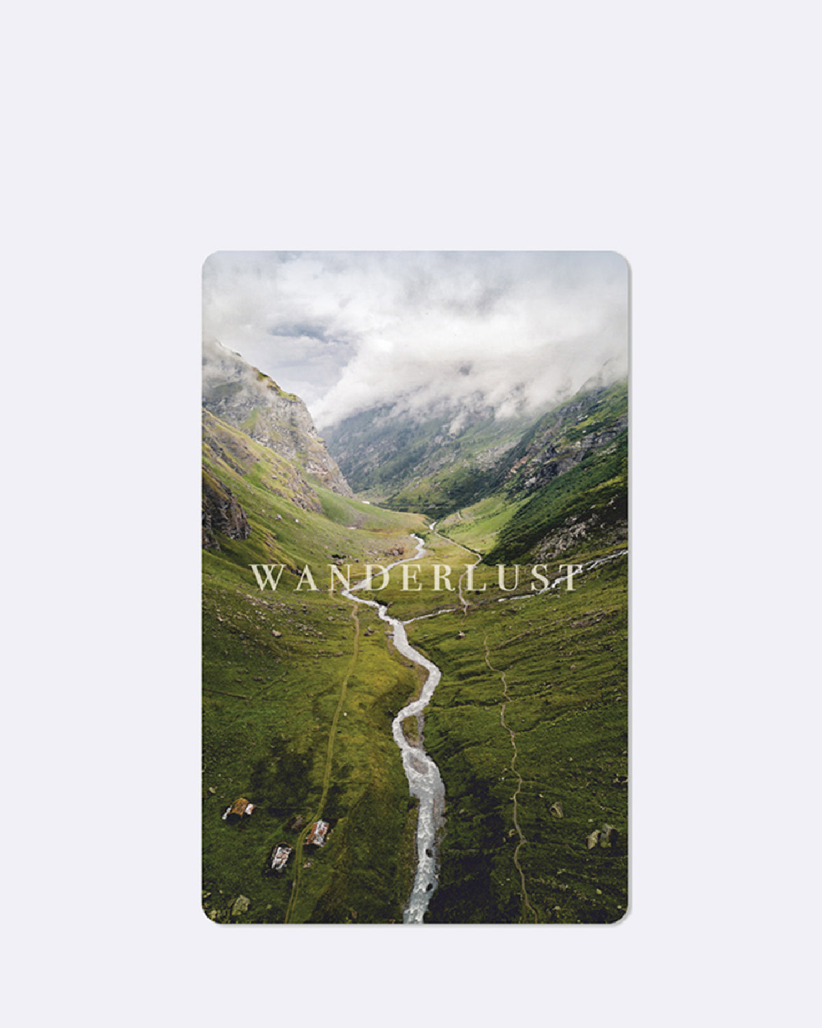 Mini Postkarte mit Flusslandschaft in Grün und Schriftzug "WANDERLUST"