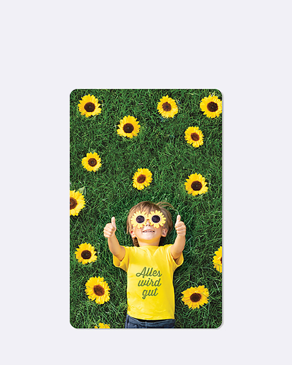 Mini Postkarte mit Sonnenblumen und Kind in gelbem T-Shirt mit Schriftzug "Alles wird gut"