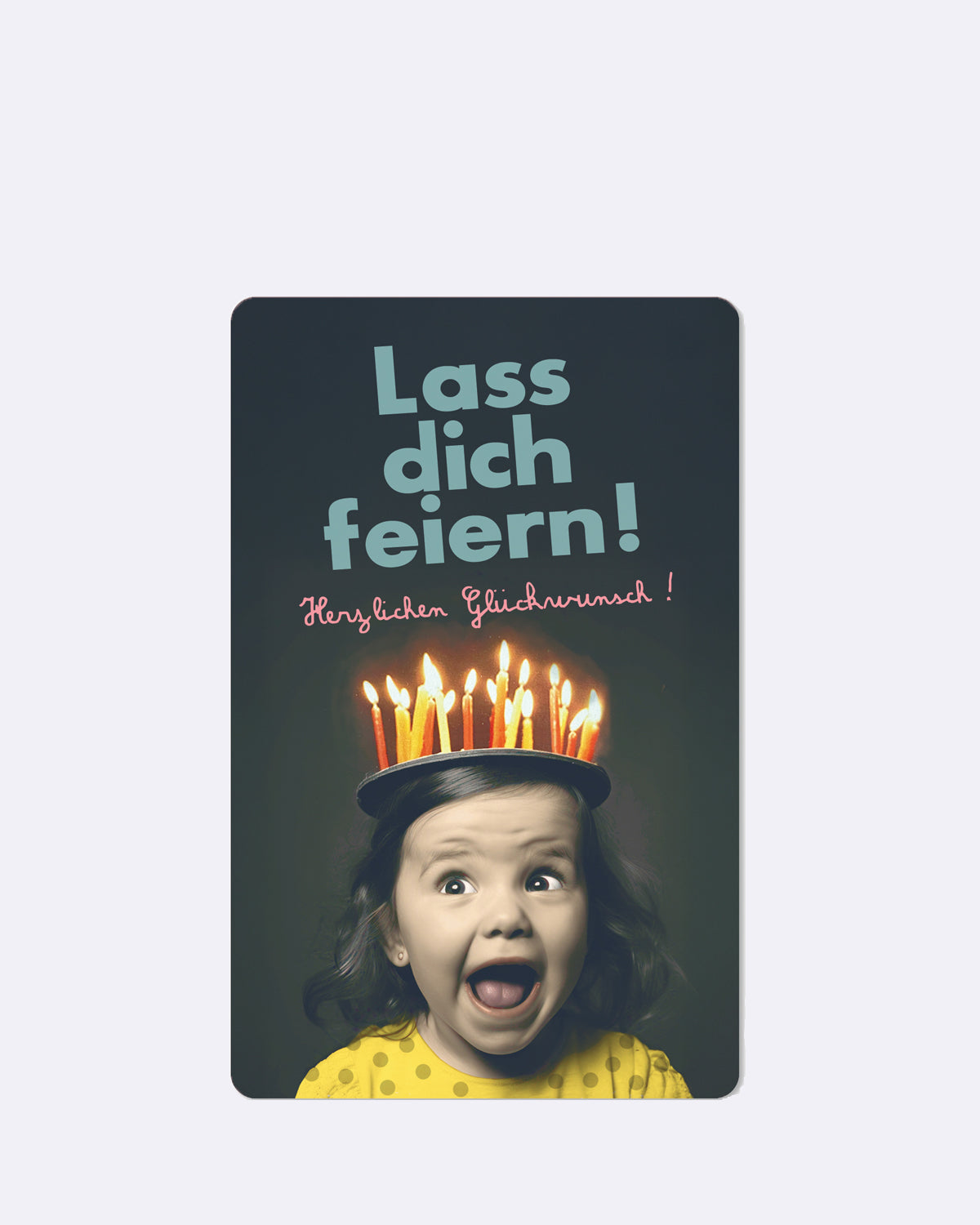 Mini Postkarte mit einem Kind und einer Krone aus Kerzen mit Schriftzug "Lass dich feiern! Herzlichen Glückwunsch"