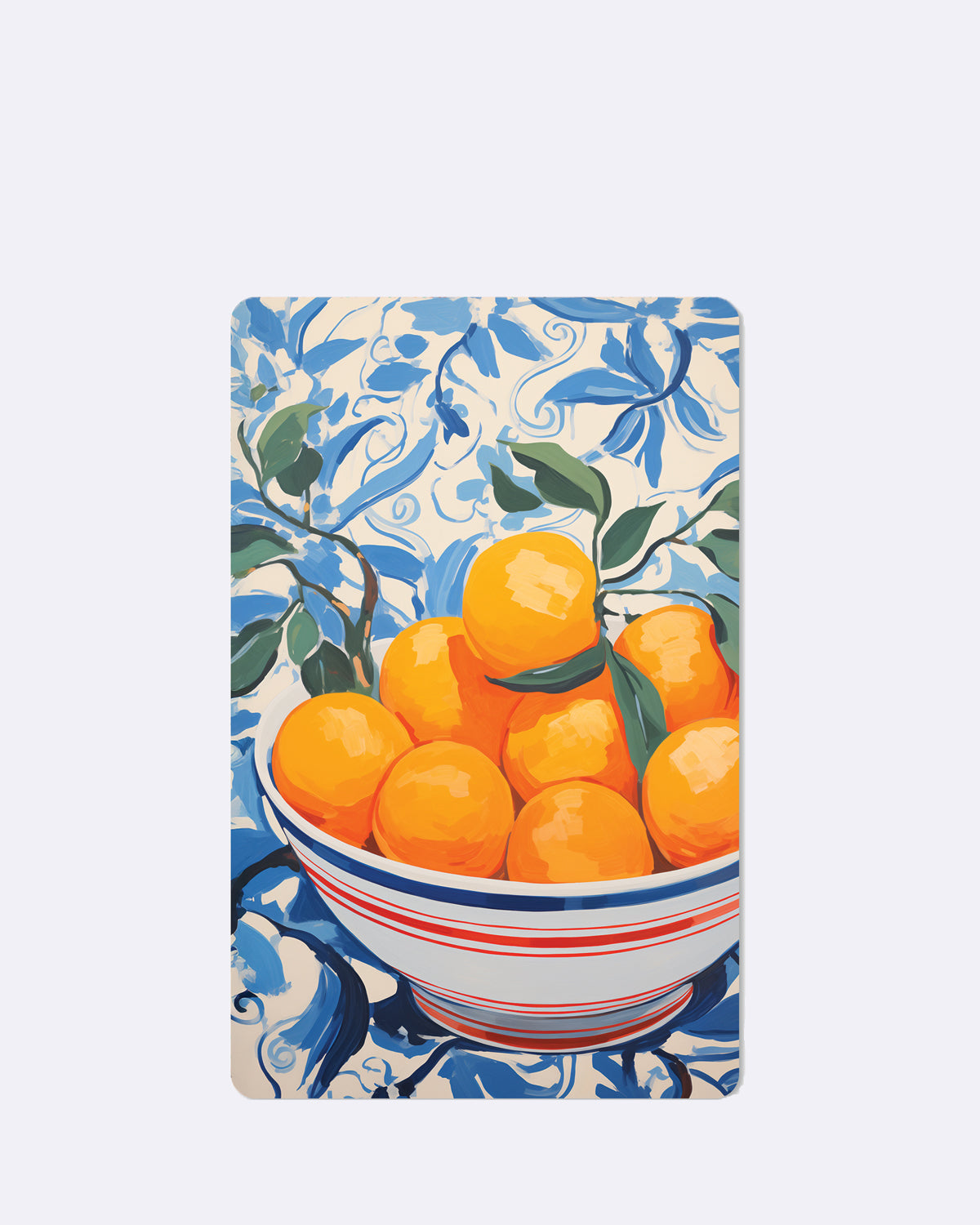 Postkarte mit orangen Früchten in einer Schale vor blauem floralem Hintergrund