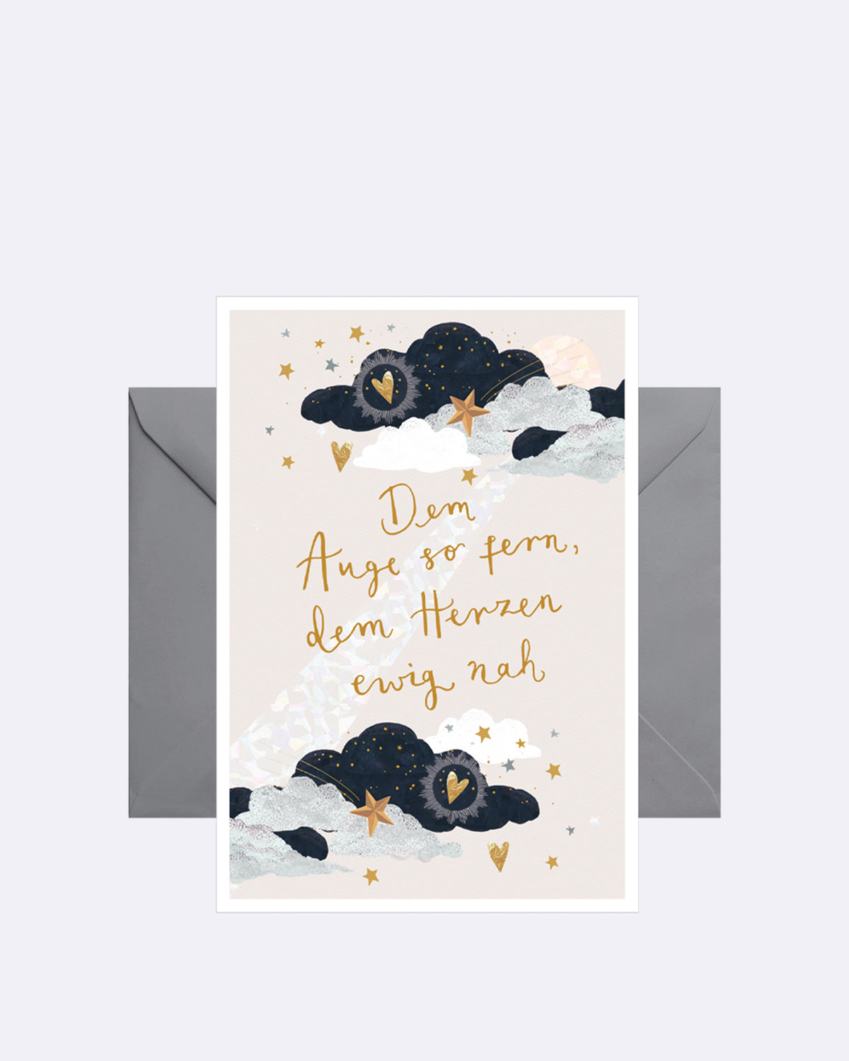 Aufklappbare Grußkarte mit Umschlag in grau mit abgebildeten Wolken und goldener Schrift