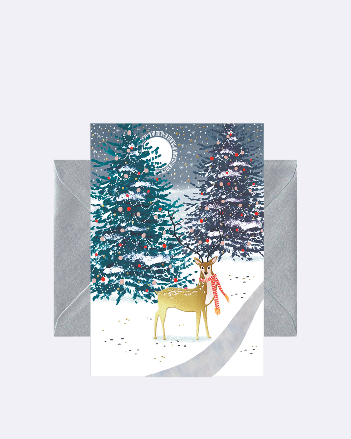 Postkarte mit Rentier im Schnee vor Tannenbäumen und Mond, roter Schal, grauer Umschlag
