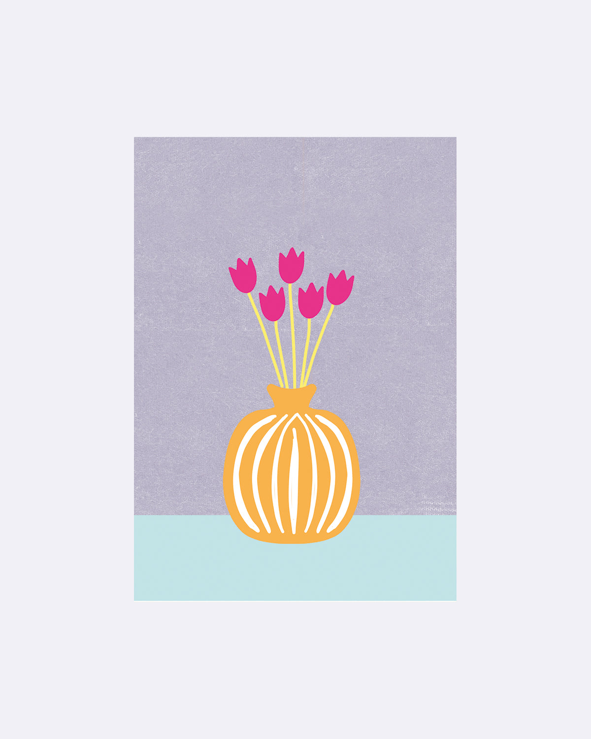 Postkarte mit rosa Tulpen in gelber Vase auf blauem und grauem Hintergrund