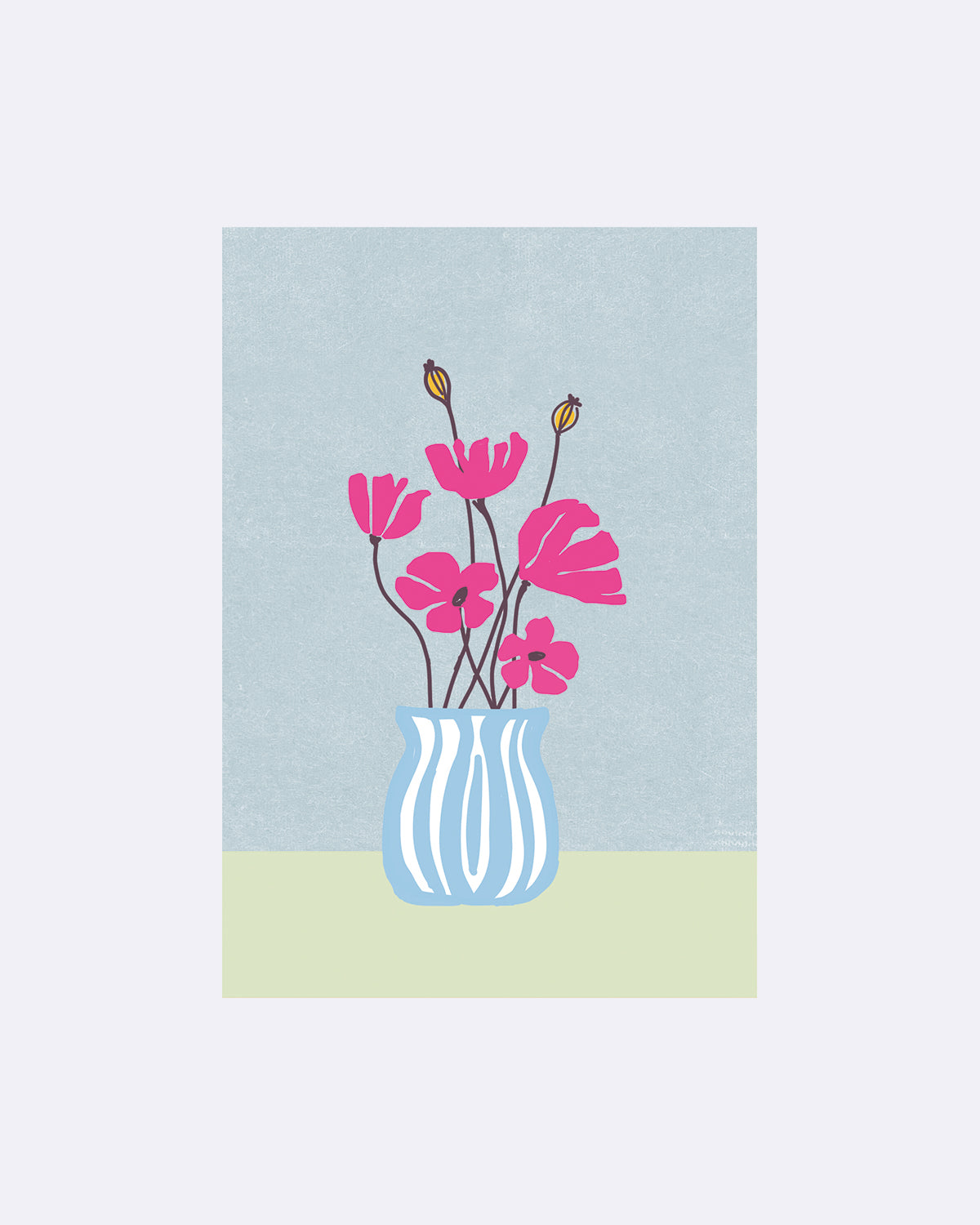 Postkarte mit rosa Mohnblumen in blauer Vase auf hellblauem Hintergrund
