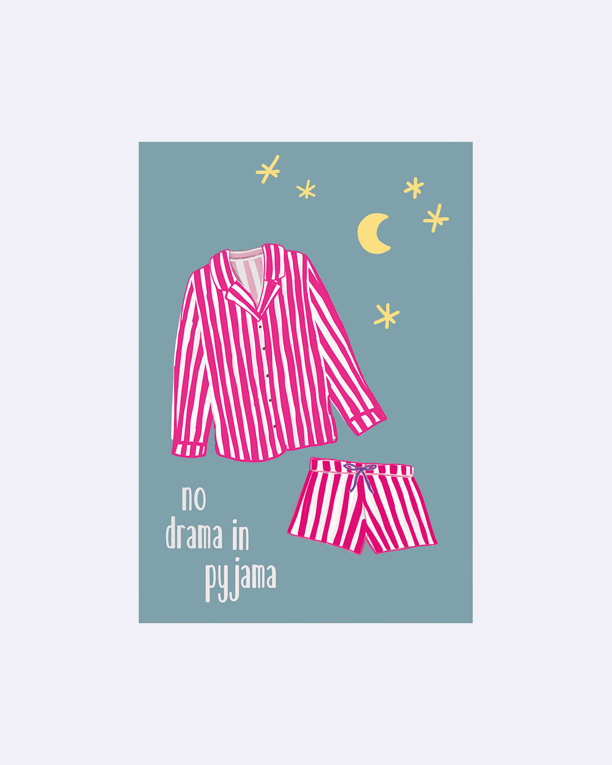 Postkarte mit Pyjama-Motiv in Pink-Weiß und Schriftzug "no drama in pyjama" auf blauem Hintergrund