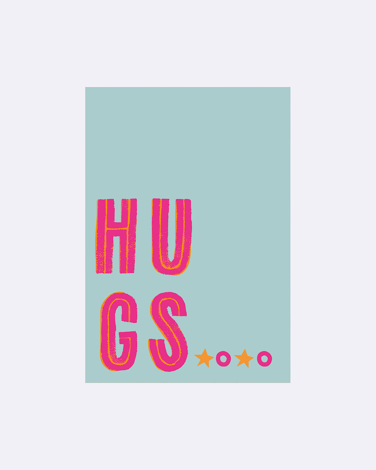 Postkarte mit blauem Hintergrund und pink-gelbem Schriftzug "HUGS"