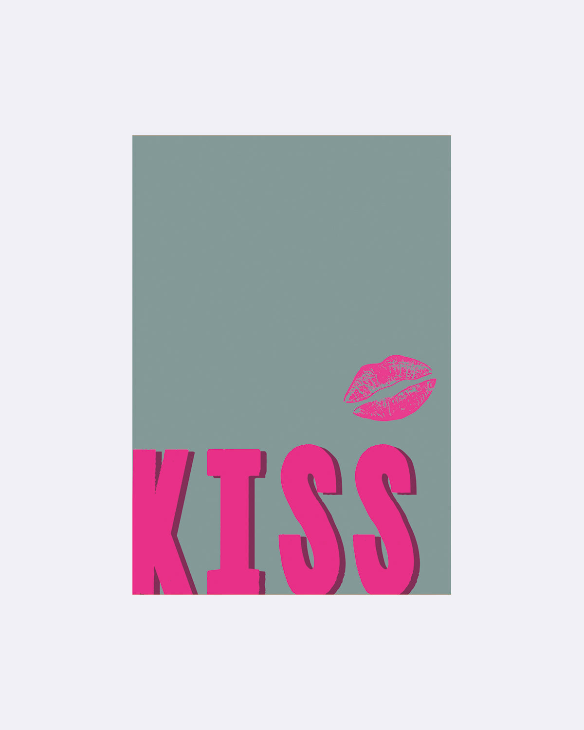 Postkarte in Grau mit pinkem Kussmund und Schriftzug "KISS"
