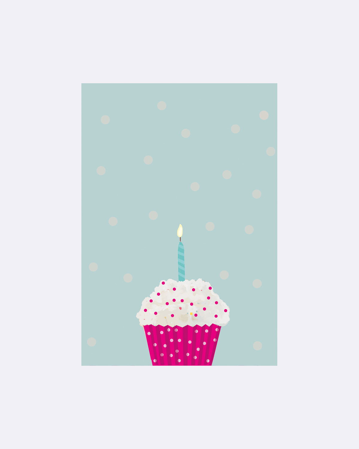 Postkarte mit pinkem Cupcake, einer Kerze und weißen Sahne-Toppings auf pastellblauem Hintergrund