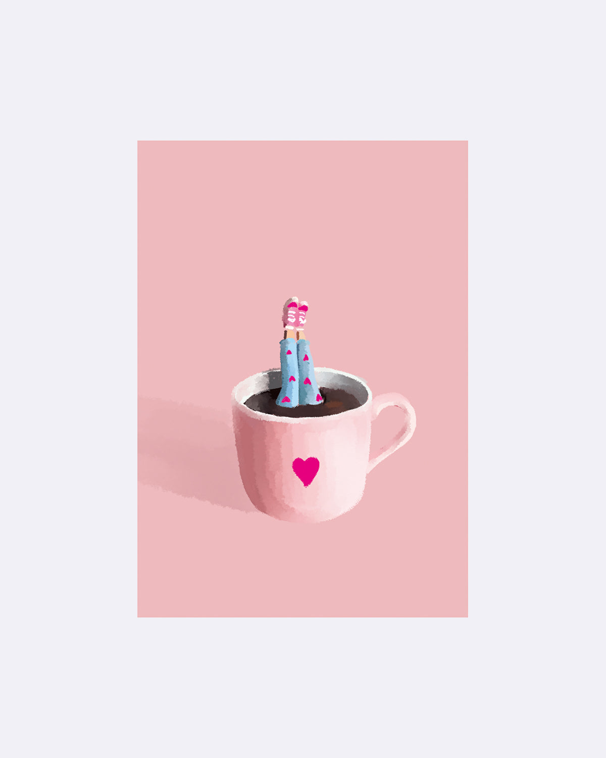Postkarte mit Kaffeetasse, in der zwei Beine mit Socken und Herzen sichtbar sind
