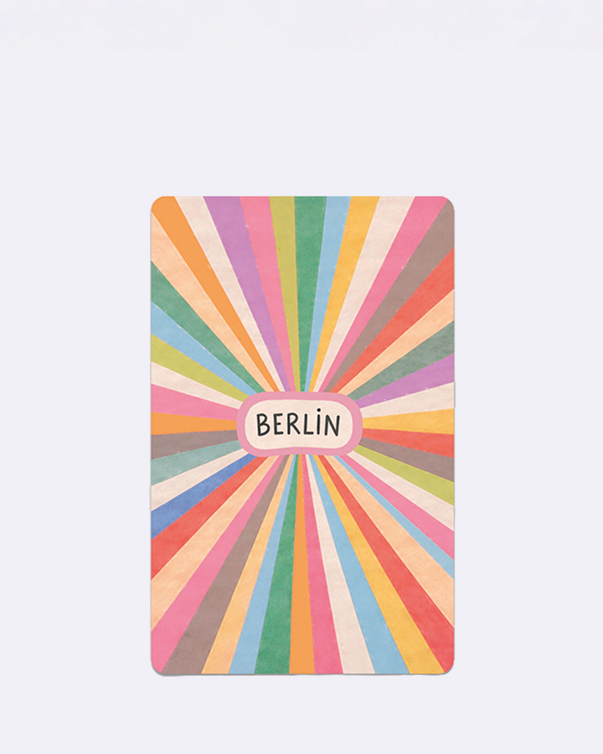 Postkarte mit bunten Streifen in Regenbogenfarben und Schriftzug "BERLIN"