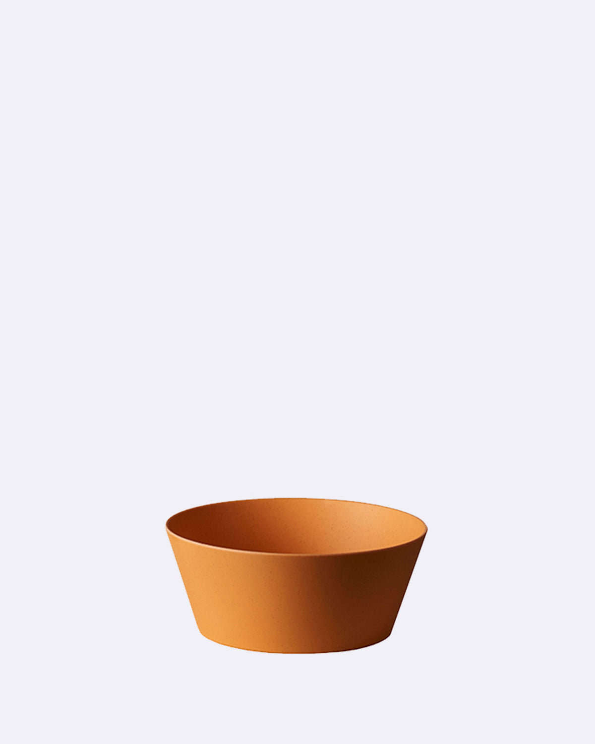 Kleine Schüssel aus orangefarbenem Material ohne sichtbaren Schriftzug
