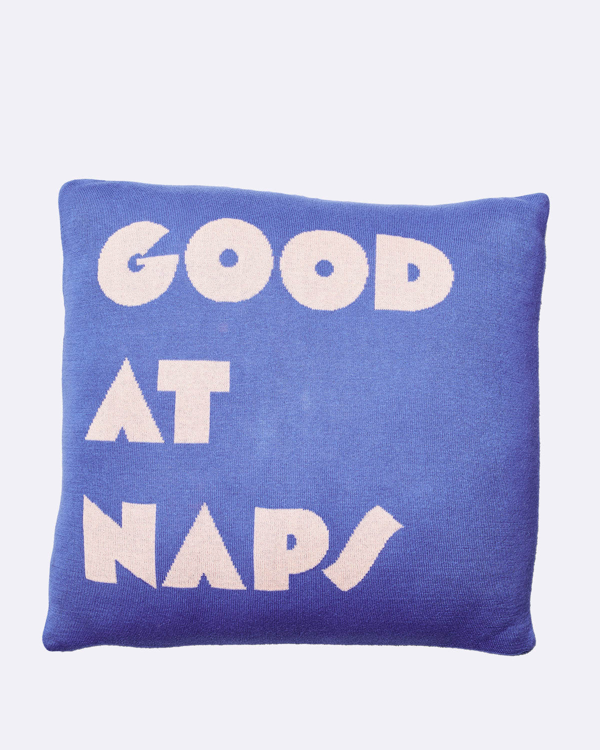 Kissen in Blau mit weißem Schriftzug "GOOD AT NAPS"