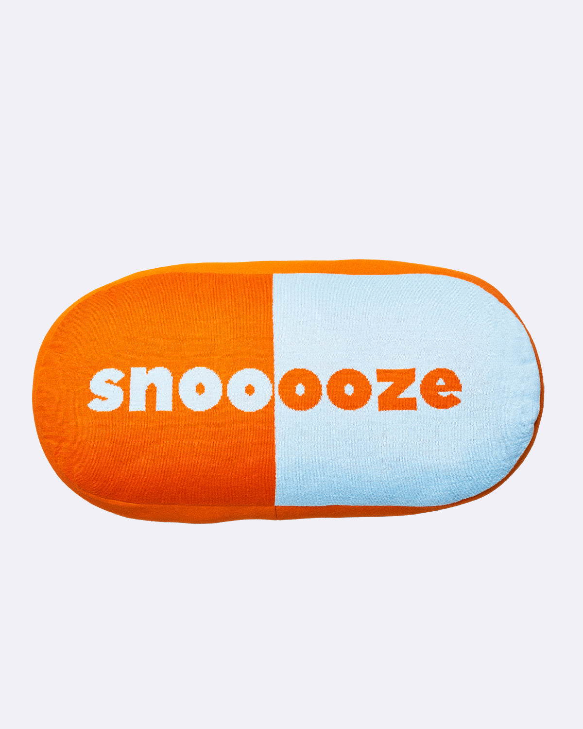 Kissen in Orange und Hellblau mit Schriftzug "snoooze"