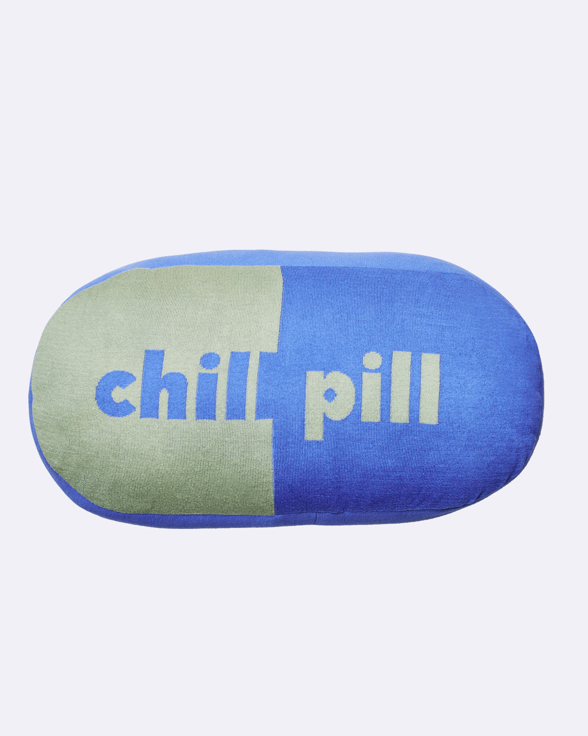 Kissen in Blau und Grün mit Schriftzug "chill pill"