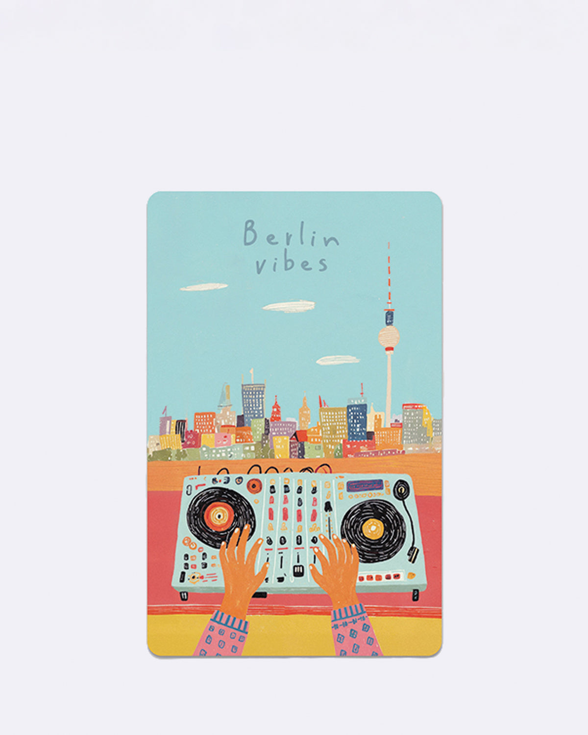 Postkarte mit DJ-Pult und Stadtansicht in Blau und Orange mit Schriftzug "Berlin vibes"