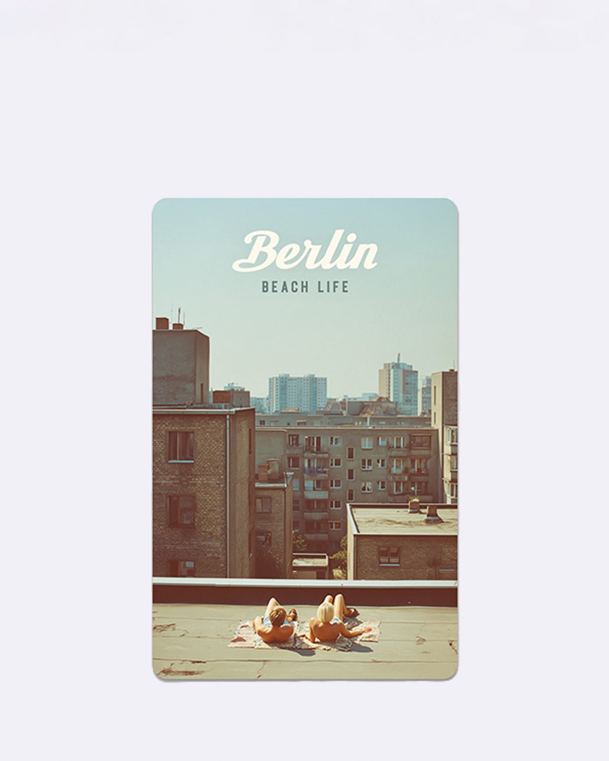 Postkarte mit Stadtszene in Beige und Blau mit Schriftzug "Berlin Beach Life"