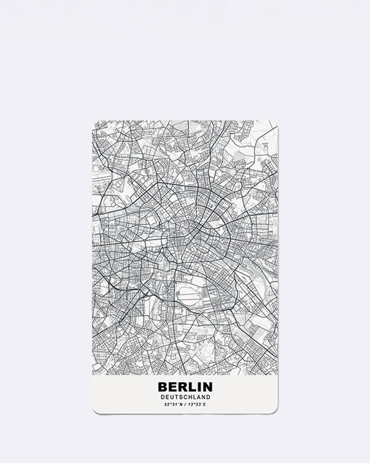 Mini Postkarte mit Stadtplan von Berlin in Schwarz-Weiß und Schriftzug "BERLIN DEUTSCHLAND 52°31'N / 13°23'O"