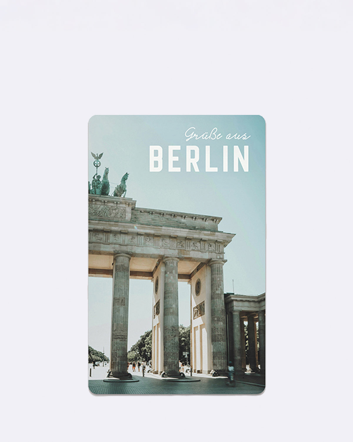 Postkarte mit Brandenburger Tor und blauem Himmel mit Schriftzug "Grüße aus BERLIN"