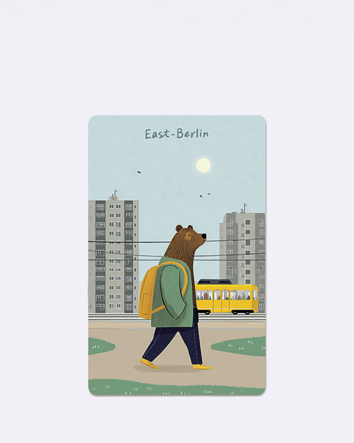 Mini Postkarte mit Bär in grünem Mantel und gelbem Bus im Hintergrund mit Schriftzug "East-Berlin"