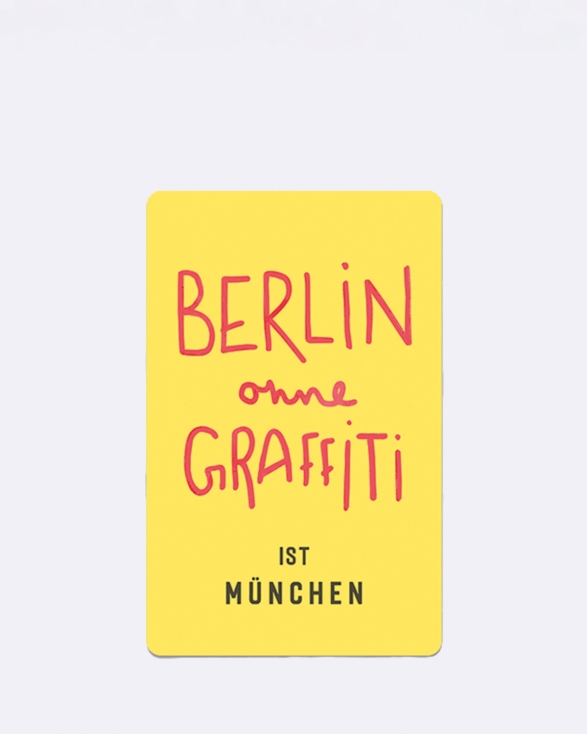 Mini Postkarte in Gelb mit rosa und schwarzem Schriftzug "BERLIN ohne GRAFFITI IST MÜNCHEN"
