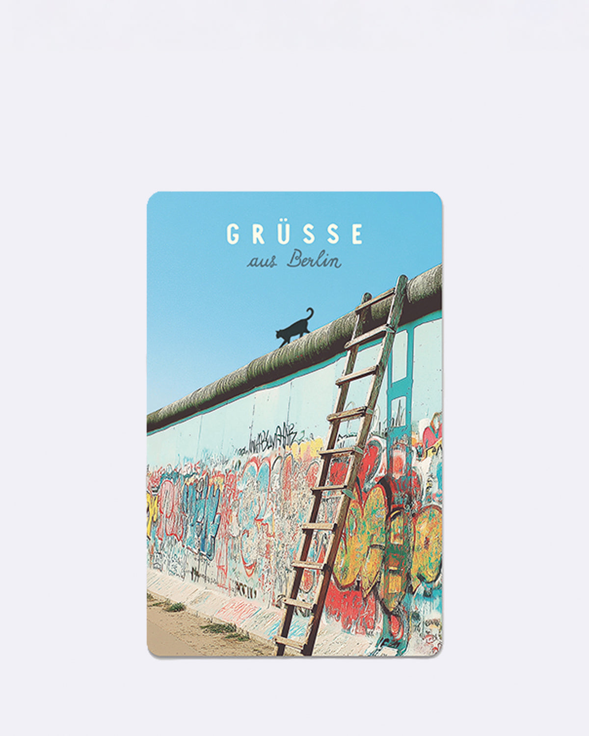 Postkarte mit Leiter an Graffiti-Mauer vor blauem Himmel und Schriftzug "GRÜSSE aus Berlin"