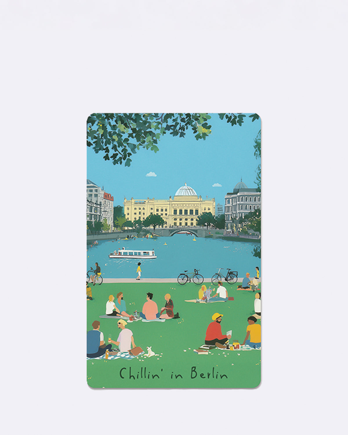 Postkarte mit Parklandschaft und Fluss, Menschen entspannen auf Wiese, Schriftzug "Chillin' in Berlin"