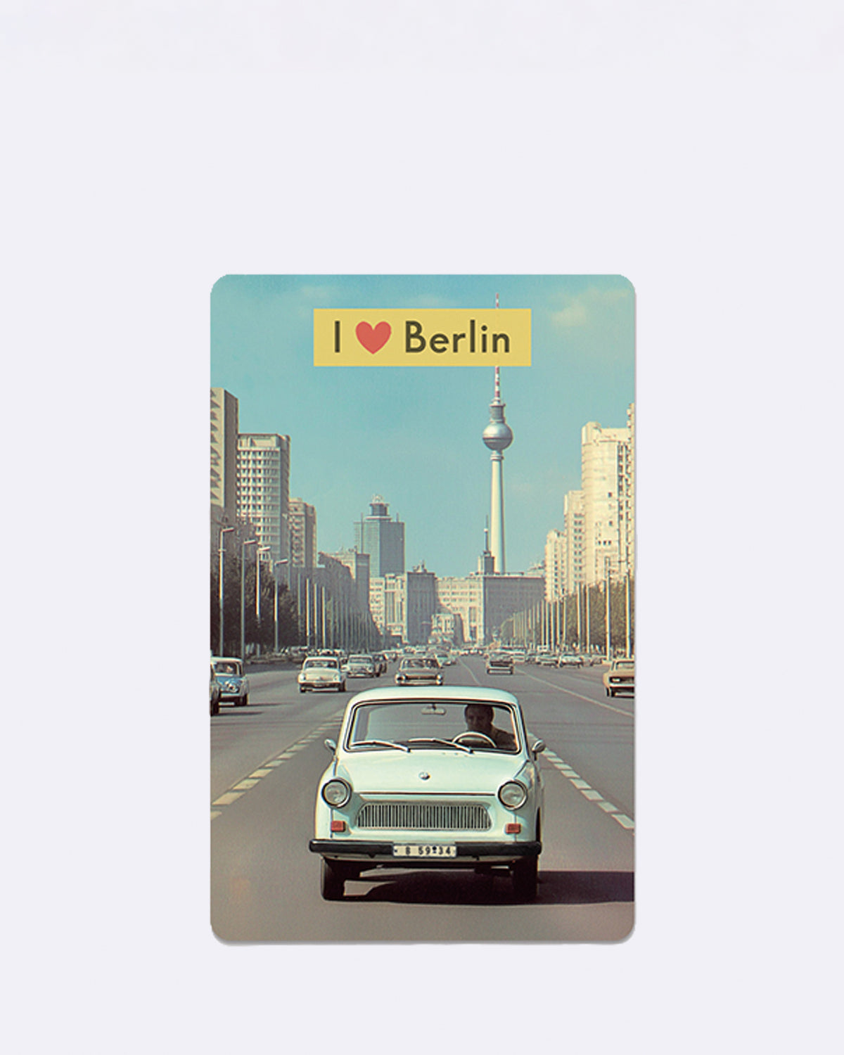 Postkarte mit Berlin-Motiv und hellblauem Trabant mit Schriftzug "I ❤️ Berlin"