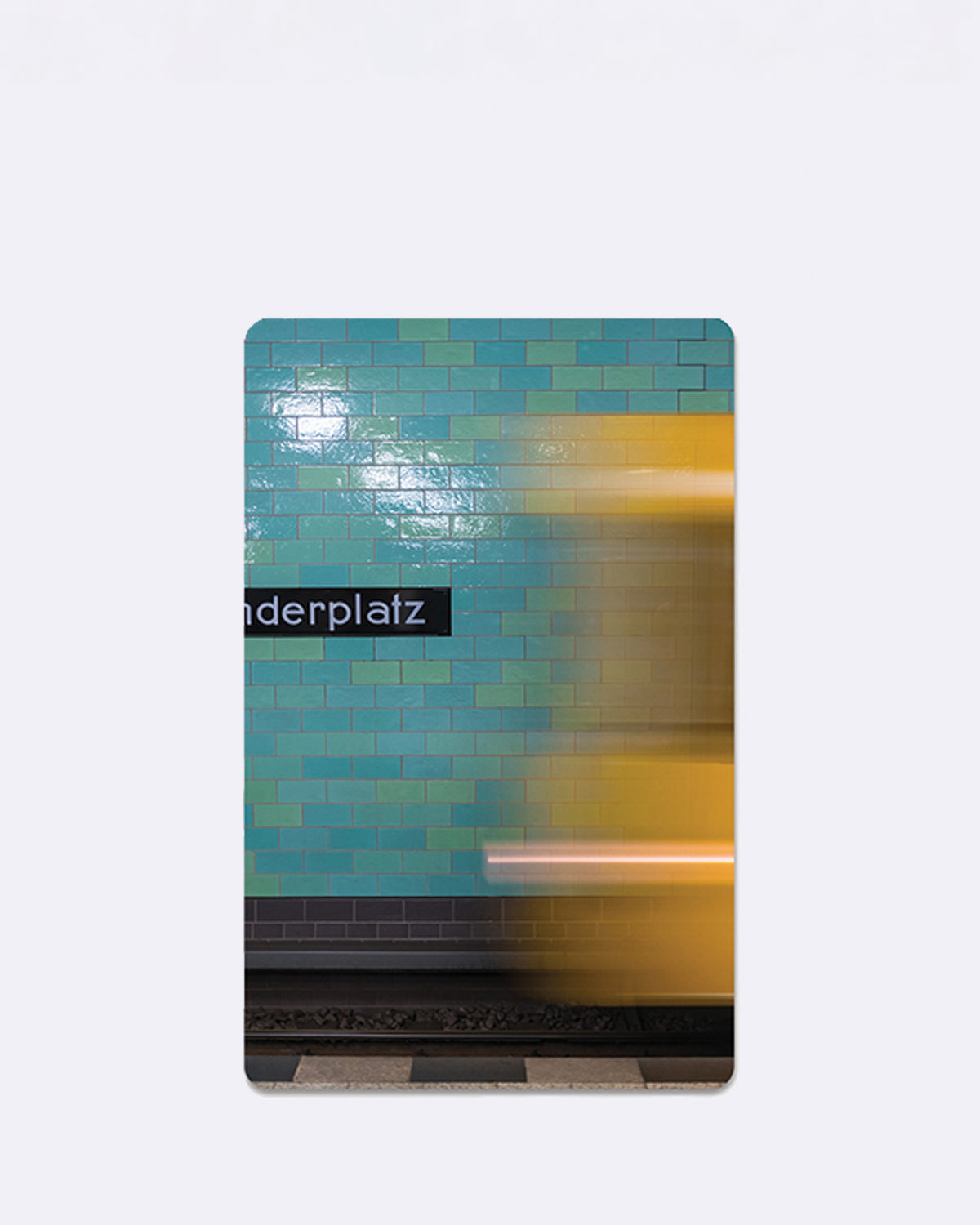 Mini Postkarte mit blauen Kacheln und gelbem Zug mit Schriftzug "nderplatz"