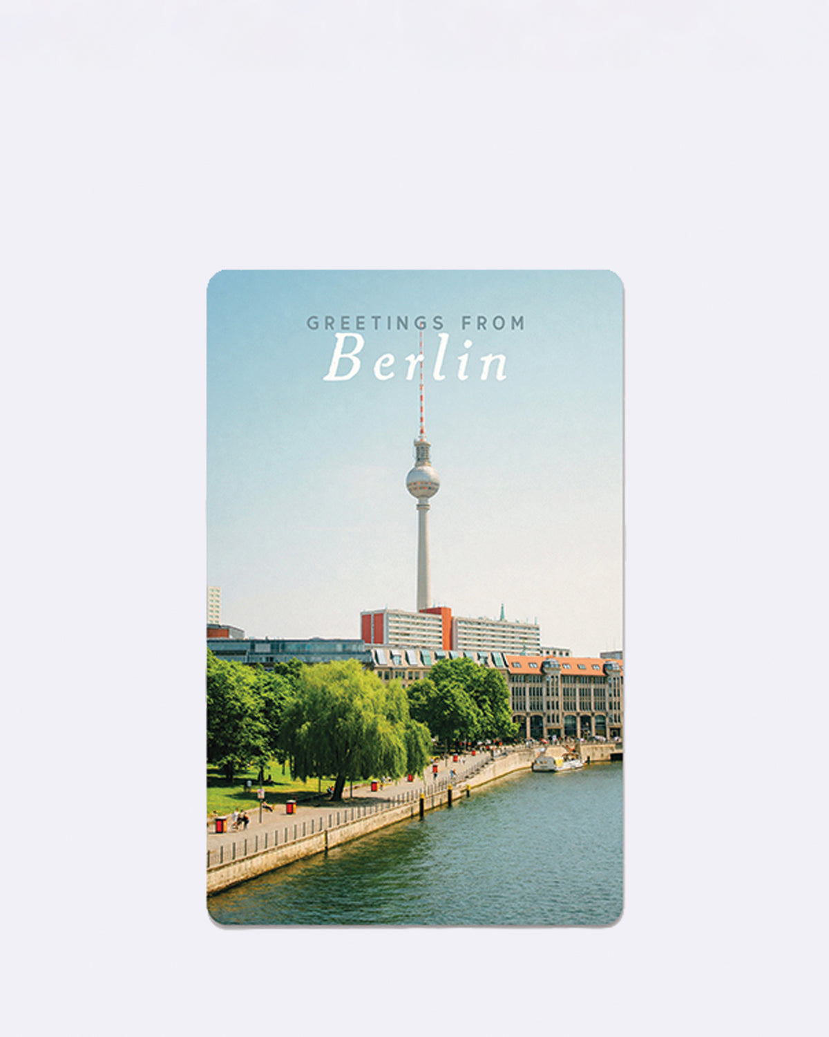 Postkarte mit Berliner Fernsehturm und Flussufer mit Schriftzug "Greetings from Berlin"