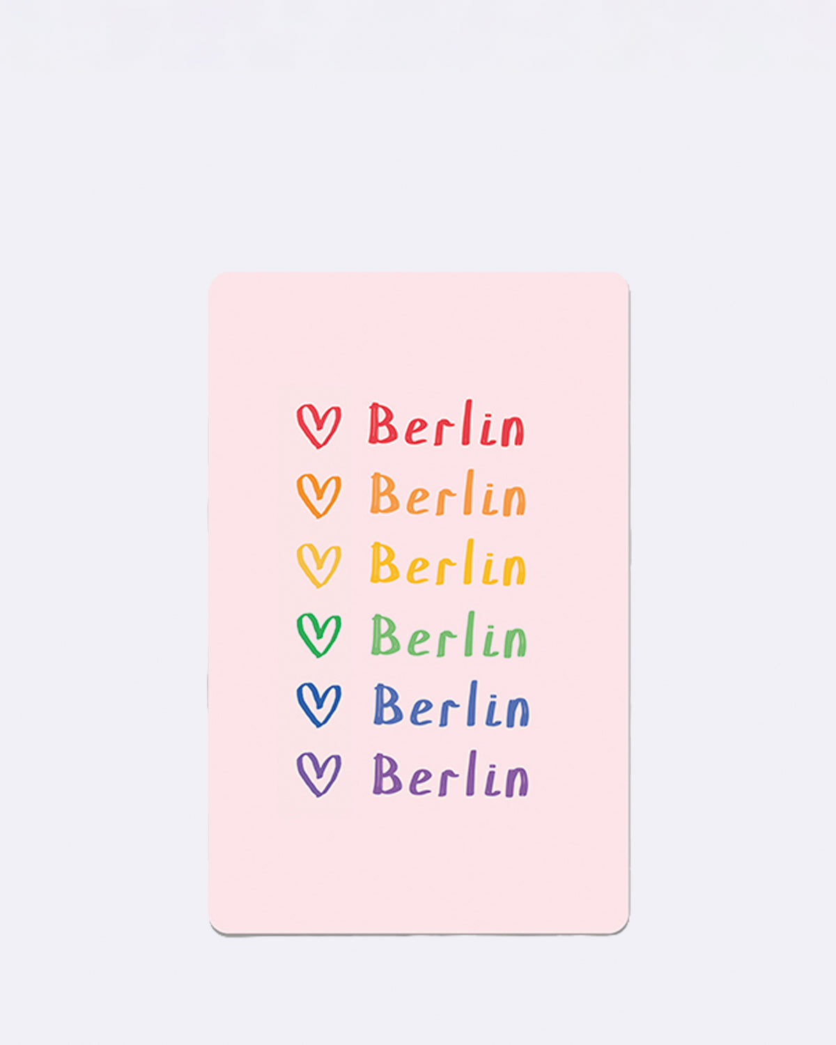 Postkarte mit buntem Schriftzug "Berlin Berlin auf hellrosa Hintergrund"