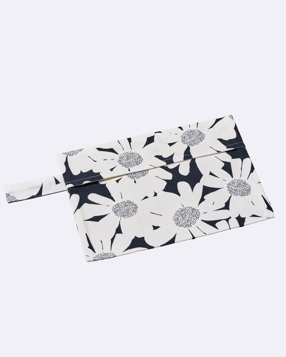 Kleine Tasche mit Trageschlaufe in schwarz mit weißen Blumen