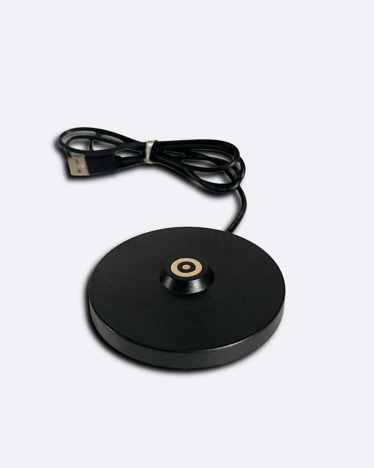 Ladestation in Schwarz mit USB-Kabel und rundem, flachem Design