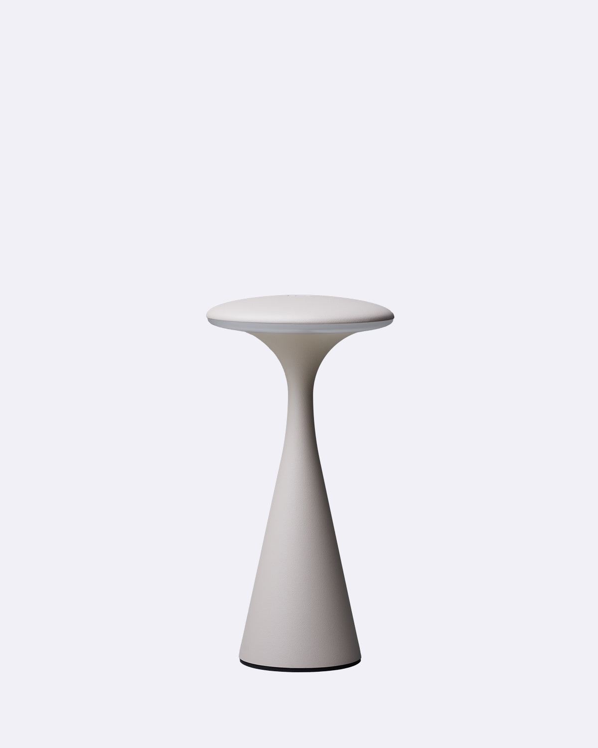 Tischlampe in Cremefarbe mit elegantem, minimalistischen Design und schlichtem runden Schirm