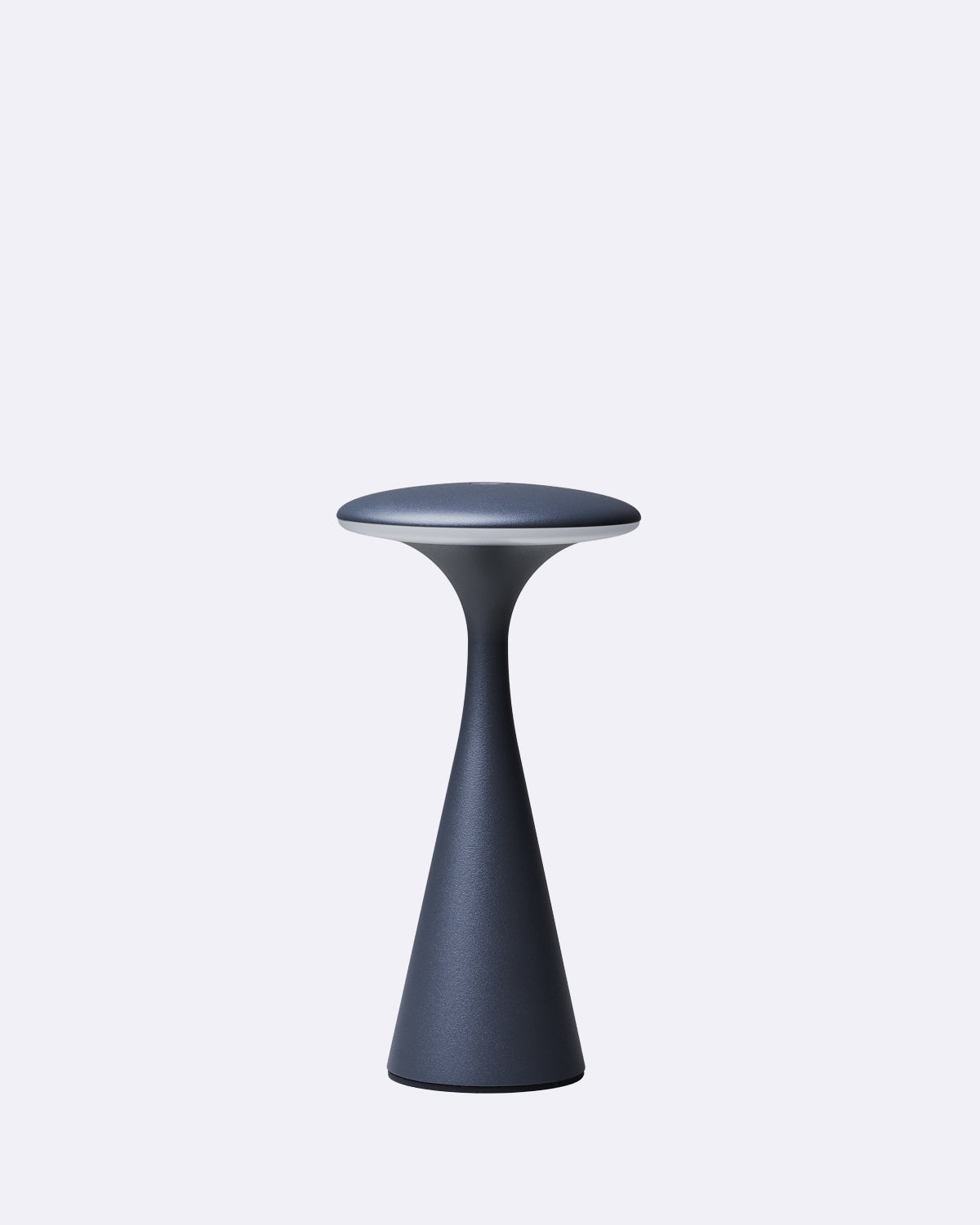 Tischlampe in Form eines UFOs mit grauem Gehäuse und modernem Design auf hellem Hintergrund