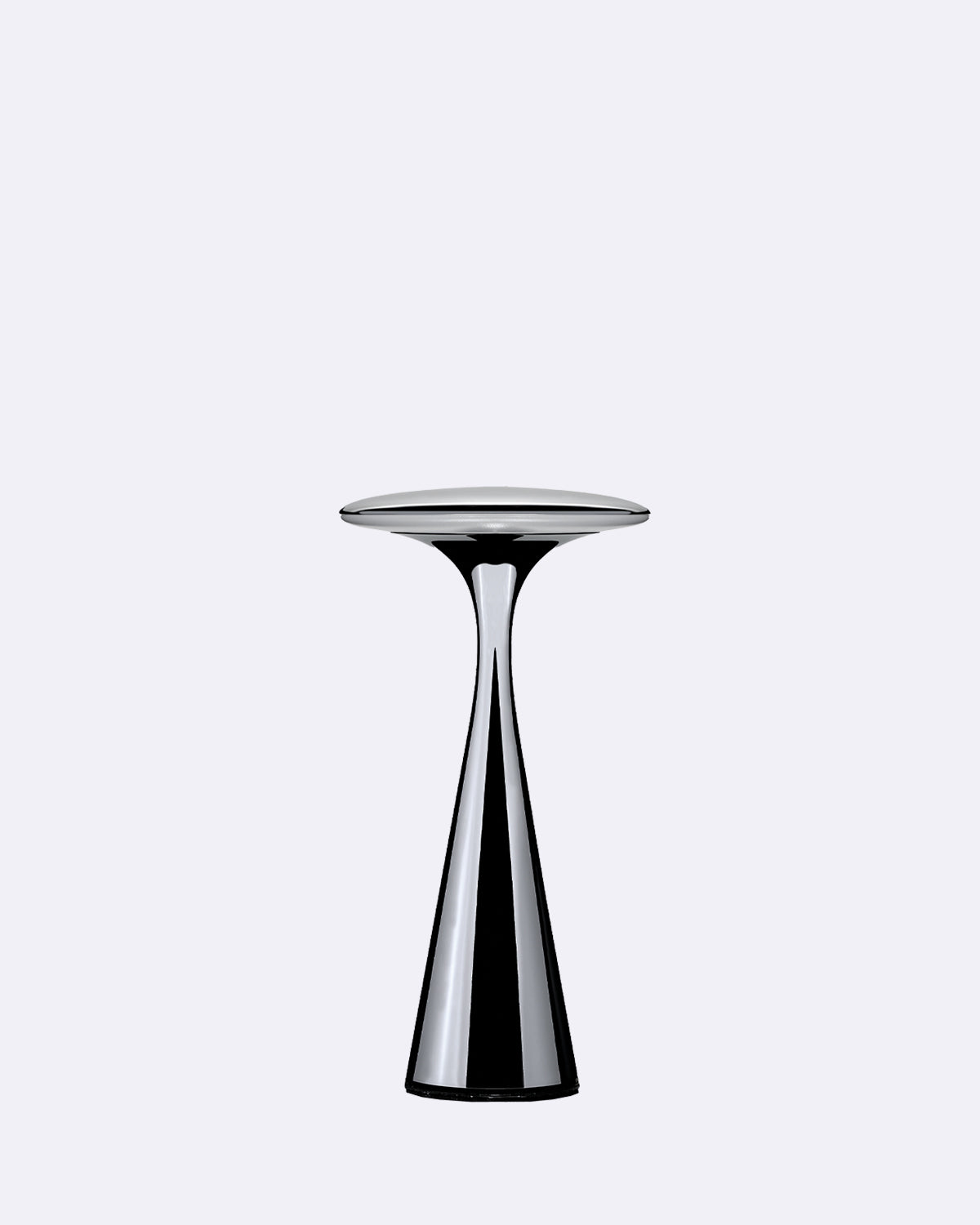 Tischlampe in Chromoptik mit elegantem Design und runder Abdeckung